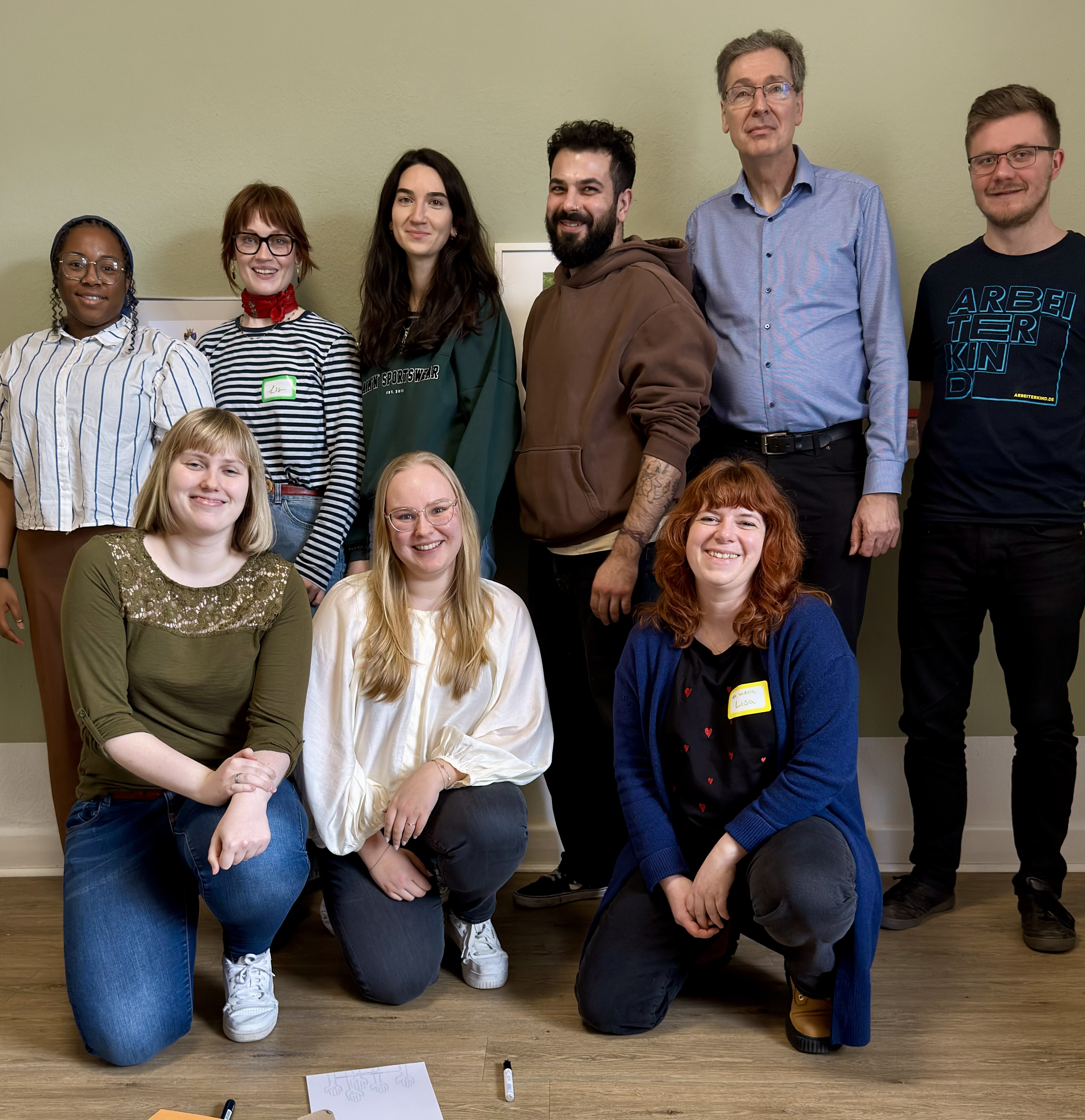 Ein Gruppenfoto mit 9 Personen