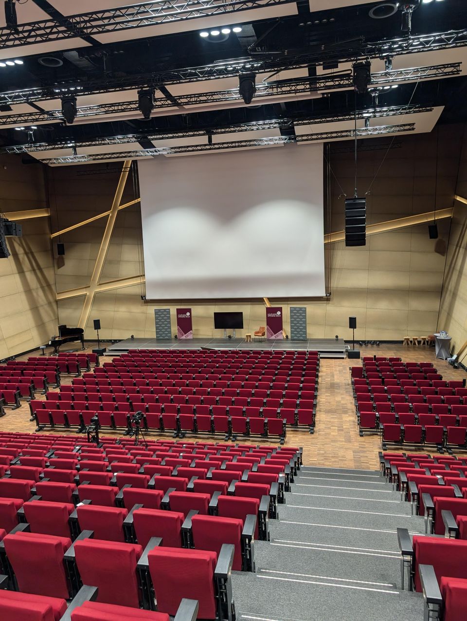 leerer H&ouml;rsaal fotografiert von den oberen Stuhlreihen mit Sicht auf den H&ouml;rsaal