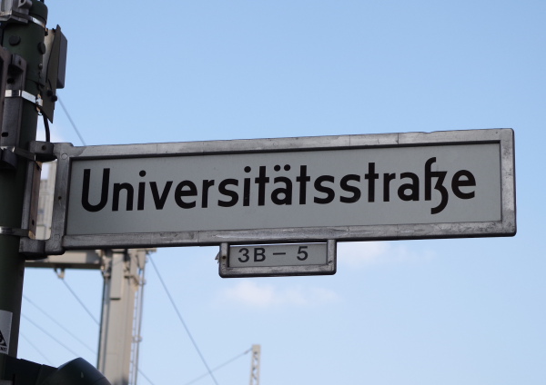 Berliner Straßenschild auf dem steht Universitätsstraße (Foto: ArbeiterKind.de)