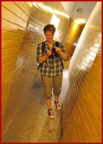 Aufnahme von Stipendiatin Sandra in einem gelb gekachelten Tunnel (Foto: privat)