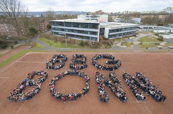 Schüler und Schülerinnen bilden die Buchstaben "BBG Bonn" auf dem Sportplatz, Foto: Bertold-Brecht-Gesamtschule/ Volker Lannert 