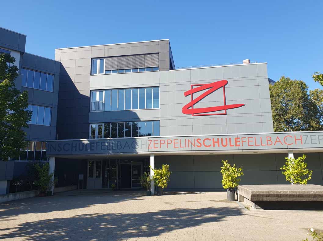 Aufnahme der Zeppelinschule: leerer Schulhof (Foto: Zeppelinschule Fellbach)