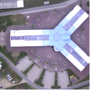 Luftaufnahme der Schule in Jessen: Das Gebäude besteht aus drei Flügeln und erinnert an ein Y. (Foto: Gymnasium Jessen)