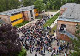 Blick von oben auf die Otto-Hahn-Schule (Foto: OHS)
