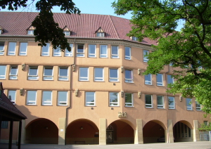Aufnahmes des Wagenburg-Gymnasiums: leerer Schulhof (Foto: Wagenburg-Gymnasium)