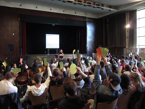 Unser ArbeiterKind.de-Mentor spricht vor Schülerinnen und Schülern in der Aula (Foto: ArbeiterKind.de Duisburg-Essen)