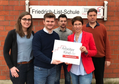 Gruppenfoto am Eingang der ersten Partnerschule: Friedrich-List-Schule (Foto: ArbeiterKind.de)