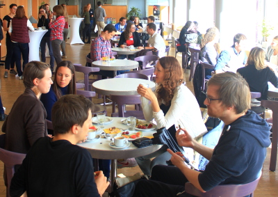 Szene in der Mensa: Mehrere Tische mit Gesprächsrunden während des  Berufseinstiegstags in Jena 2017