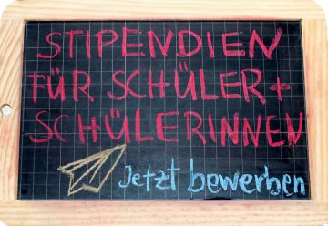 Kleine Tafel auf der steht: Stipendien für Schülerinnen und Schüler, jetzt bewerben (Foto: ArbeiterKind.de)