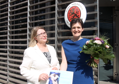 AreiterKind.de-Gründerin Katja Urbatsch mit Botschafterin Anne Sipiläinen (v.r.) vor der Botschaft in Berlin