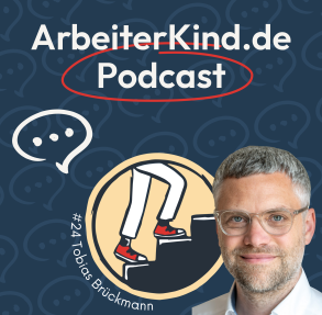 Auf blauem Hintergrund befindet sich ein Kreis mit einer Zeichnung auf der ein Paar Beine eine Treppe hochgeht. Davor ist ein Mann mit Brille und lächelt in die Kamera. 