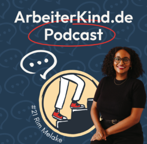 ArbeiterKind.de Podcast steht als Überschrift vor einem abgewandeltem Logo von ArbeiterKind.de, auf dem Logo sieht man Beine die eine Treppe hinaufgehen und Rim Melake steht davor