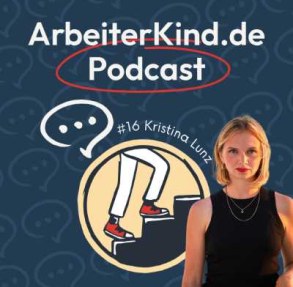 ArbeiterKind.de Podcast Folge 16 mit Kristina Lunz. Eine Frau steht vor einem gezeichneten Arbeiterkind.de Logo und sieht in die Kamera. 